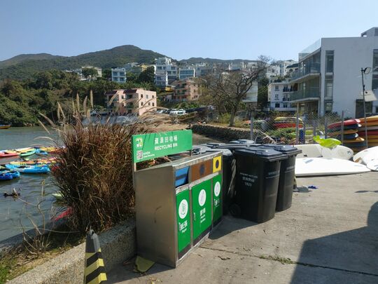 西贡相思湾晓波径 42 号对面近垃圾箱位