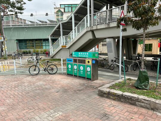 青山公路-洪水橋段近天橋底，巴士站附近