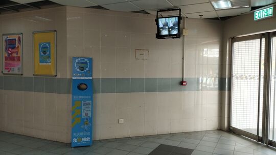 免「废」畅饮饮品胶樽回收箱 - 元朗天水围天瑞路71-77号天泽停车场地下升降机大堂