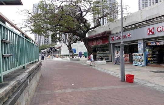 屯门轻铁美乐站侧(近美乐花园街市)行人路空地位置