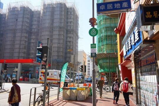 深水埗东兰阁 (东沙岛街167B至E号）对出行人路